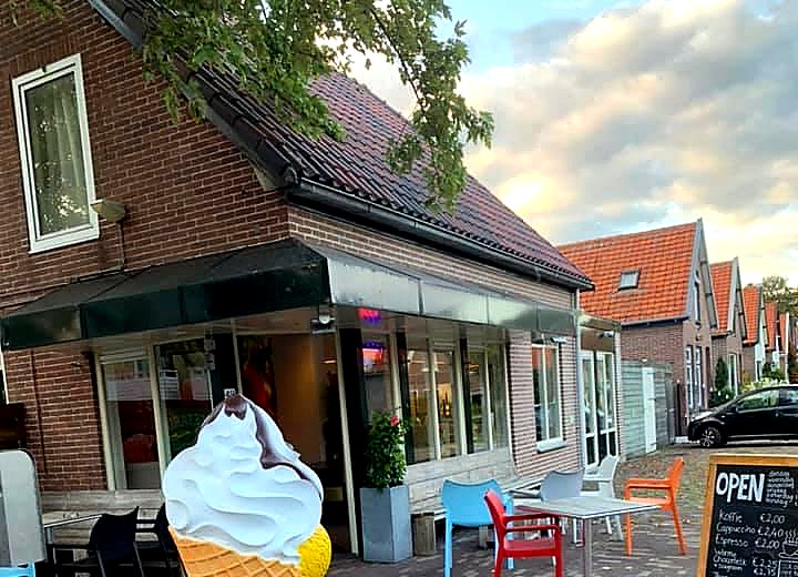 Voorgevel van Cafetaria Groeneveld, Loudelsweg 49 in Bergen NH