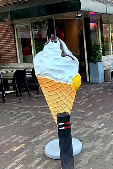 Grote softijs-hoorn voor Cafetaria Groeneveld in Bergen NH