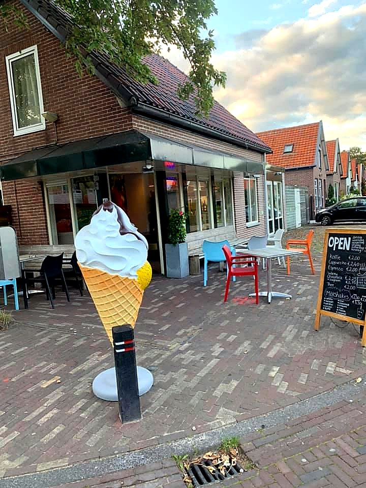 Cafetaria Groeneveld aan Loudelsweg 49 in Bergen NH: bakstenen pand met terras, een grote softijs-hoorn en een krijtbord met OPEN